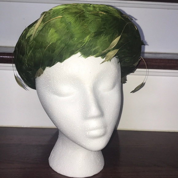 Vintage 40โs Evelyn Varon Green feather hat SZ S๐ - Picture 1 of 8